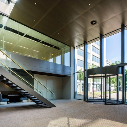 Modern office entrance at Nachtwachtlaan 20 in Amsterdam West with high ceilings and natural light, available for office space rental.