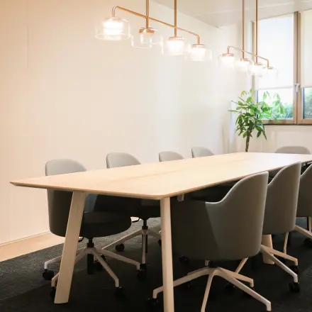 Modern conference room at Beethovenstraat 503, Amsterdam Zuidas, featuring a large table and comfortable chairs, ideal for office space rental.