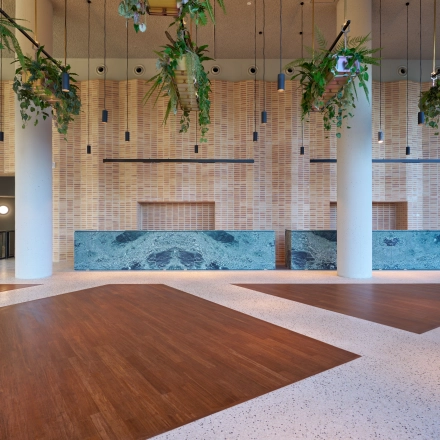 Spacious and elegant entrance at Hildegard Von Bingenstraat 44, Amsterdam Zuidas, ideal for office space rental. Modern design with high ceilings and sleek finishes.