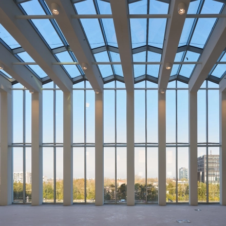 Spacious office space available for rent in Amsterdam Zuidas, featuring large windows with stunning views and abundant natural light.