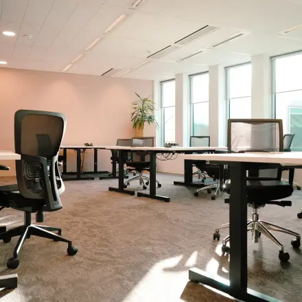 Bright office space available for rent at Jachthavenweg 109, Amsterdam Zuidas, with modern furnishings and large windows.