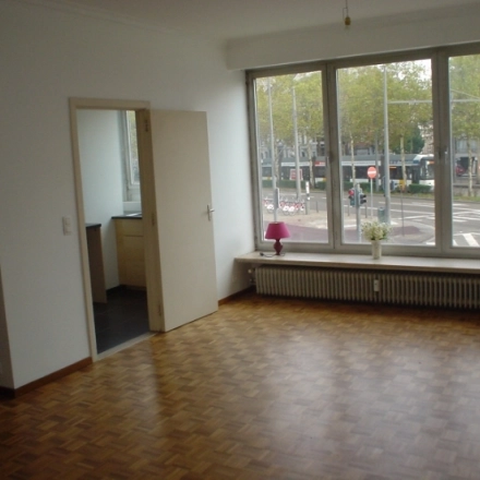 Bright, unfurnished office space with large windows overlooking a street at Amerikalei 78A, Antwerpen Zuid, available for rent. Ideal for those seeking office space rental.