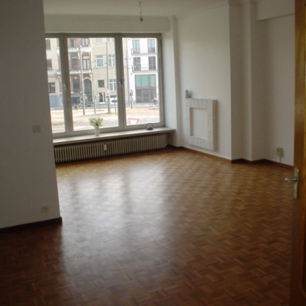 Bright, unfurnished office space with large window overlooking the street at Amerikalei 78A in Antwerpen Zuid, ideal for rent office space.