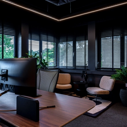 Modern office space at Lange Amerikaweg 55-61, Apeldoorn featuring workstations with computers, comfortable seating, and abundant natural light from large windows, suitable for office space rental.