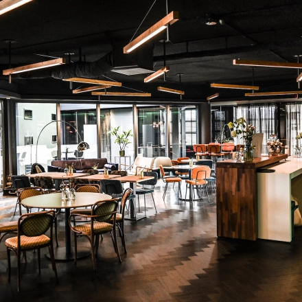 Stylish and modern furnished workspace at Lange Amerikaweg 55-61 Apeldoorn, ideal for office space rental with chic decor and versatile seating arrangements.