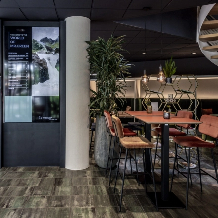 Modern workspace at Lange Amerikaweg 55-61, Apeldoorn featuring stylish furnishings and plants, perfect for office space rental.