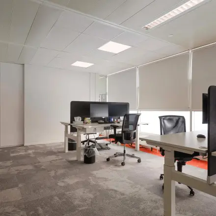 Modern office space with desks, chairs, and computers available for rent at Prins Willem-Alexanderlaan 301, Apeldoorn.