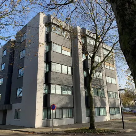 Exterior view of the office building at Prins Willem-Alexanderlaan 401 in Apeldoorn, ideal for office space rental.