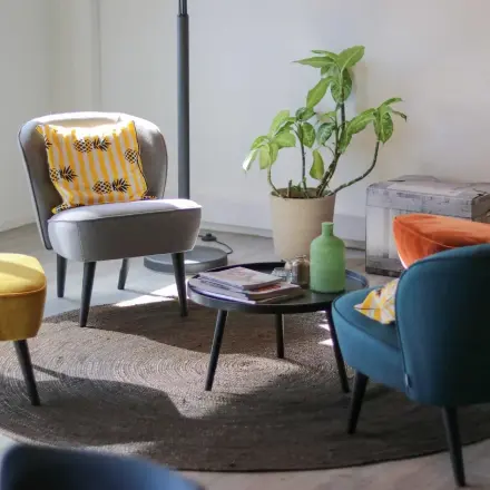 Cozy office space with colorful chairs around a small table on a rug at Prins Willem-Alexanderlaan 401, Apeldoorn. Ideal office to rent for informal meetings.