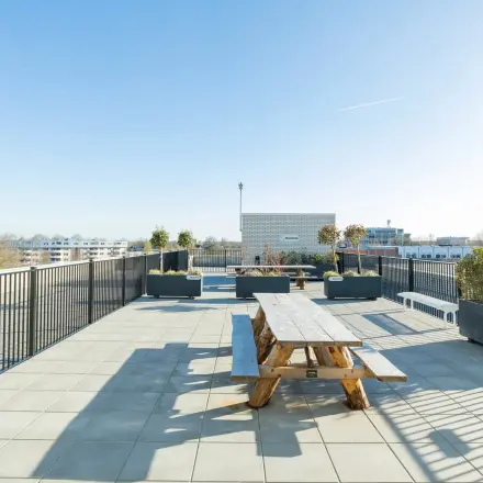 Spacious rooftop area at Prins Willem Alexanderlaan 701, Apeldoorn, ideal for breaks or informal meetings with views of the city. Perfect for businesses seeking office space rental with an outdoor twist.
