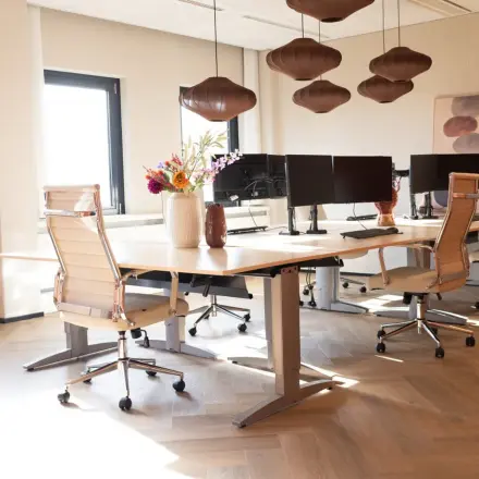 Bright, furnished office space at Schumanpark 9, Apeldoorn, featuring a modern design with workstations and stylish lighting, ideal for office space rental.