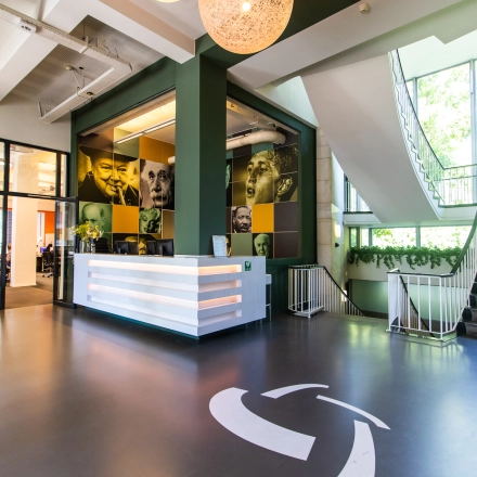 Modern office to rent at Jansbuitensingel 7 in Arnhem Centrum, featuring a stylish reception area with natural light and contemporary décor.