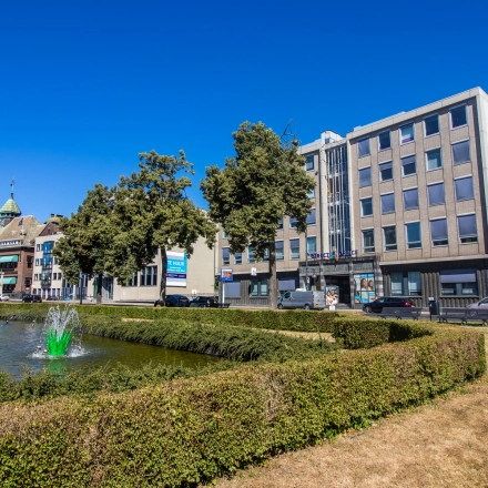 Exterior view of a commercial building at Jansbuitensingel 7, a prime location for office to rent in Arnhem Centrum.
