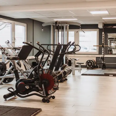 Spacious office gym with various fitness equipment available for employees, located at Vlamoven 34, Arnhem IJsseloord, ideal for office space rental.