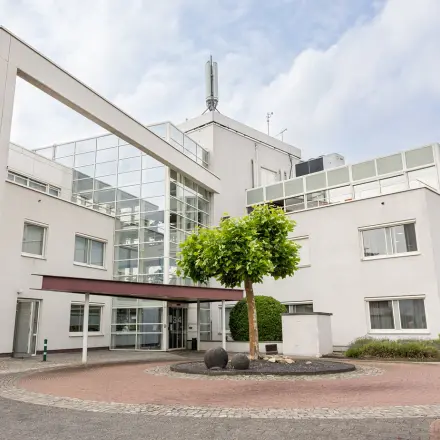 Modern office building at Vlamoven 34, Arnhem IJsseloord, suitable for office space rental, featuring large windows and a sleek exterior design.