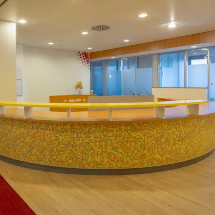 Reception area with a colorful counter in an office space at Kronenburgsingel 525, ideal for rent office space in Arnhem Zuid.