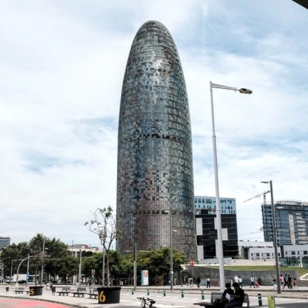 Exterior view of a modern building located at Avinguda Diagonal 211 in Barcelona's @22 district, ideal for office space rental.