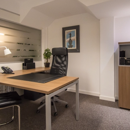 Furnished office space in Carrer d'Aribau 161, Barcelona Eixample, featuring a modern desk and chair setup for office space rental.