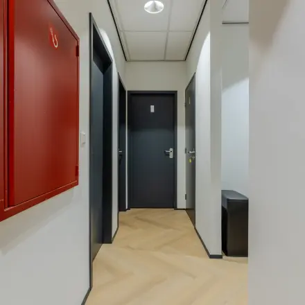 Hallway view in an office building at Rijtuigweg 10, Bergen op Zoom, perfect for those seeking office space rental.