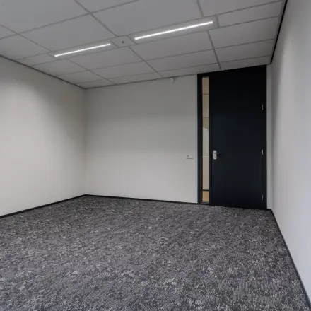 Unfurnished office space available for rent at Rijtuigweg 10, Bergen op Zoom, featuring neutral carpet and clean lines.