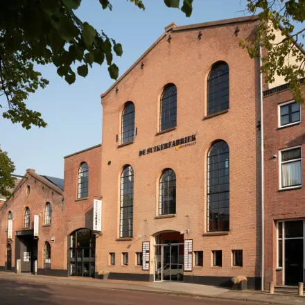 Exterior view of office space available for rent at Zuidzijde Haven 39a, Bergen op Zoom, featuring a classic brick facade.