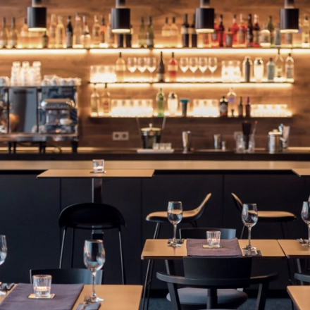 Stylish office lounge at Koppenstraße 93, Berlin Friedrichshain with a modern bar setup and seating, ideal for relaxed meetings. Perfect for those seeking office space rental with character.