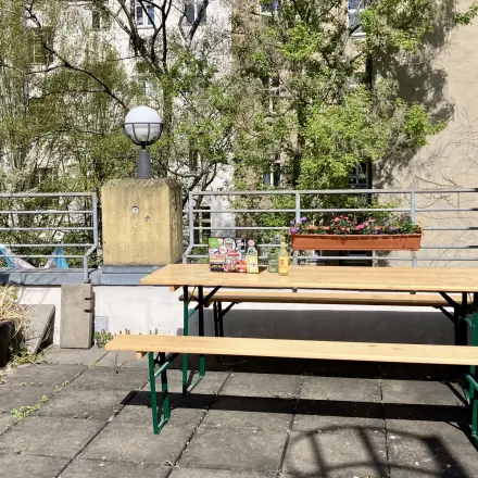 Outdoor seating area at Boppstraße 7 in Berlin Kreuzberg, perfect for informal meetings. Ideal office space rental for those seeking an inspiring environment.