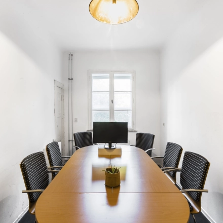 Bright office space at Blockdammweg 1, Berlin Lichtenberg featuring a large table with chairs, perfect for meetings and office space rental.