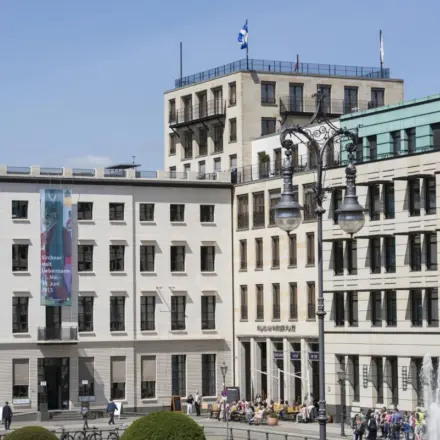 Exterior view of Pariser Platz 6a in Berlin Mitte, featuring a modern office building ideal for office space rental.