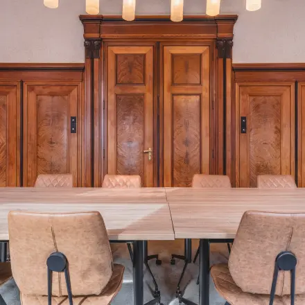 A tastefully furnished office meeting room at Ceresstraat 13 in Breda Centrum-Station with a large table and chairs, suitable for office space rental.