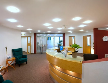 Bright, furnished reception area at Flughafenallee 26, Bremen Neustadt, ideal for office space rental with a welcoming atmosphere.