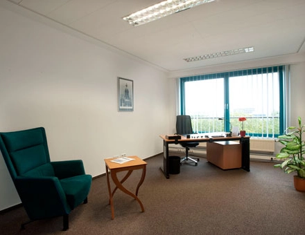 Office space at Flughafenallee 26, Bremen Neustadt, featuring a desk, chair, table, and a plant, ideal for rent office space seekers.