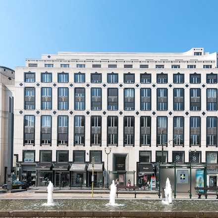 Exterior view of a large, multi-story office building located at Louizalaan / Avenue Louise 65, Brussels Elsene, suitable for office space rental.