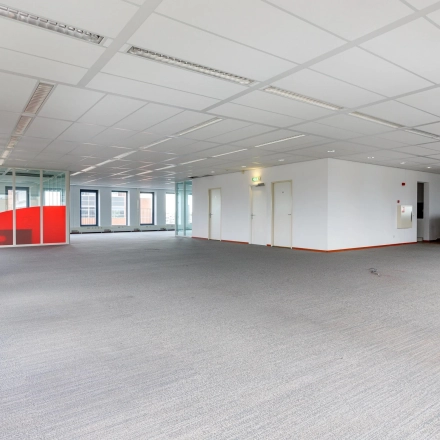Spacious interior of an office to rent at Fascinatio Boulevard 562, Capelle aan den IJssel, featuring large windows and a neutral color scheme, ready for office space rental customization.