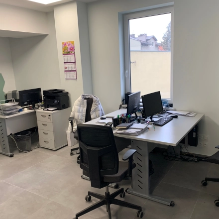 Furnished office space at Jastrzębia 24, Cracow Podgorze Duchackie, ideal for office space rental with workstations and essential office equipment.