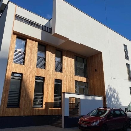 Exterior view of a modern office building located at Jastrzębia 24, Cracow Podgorze Duchackie, ideal for office space rental.