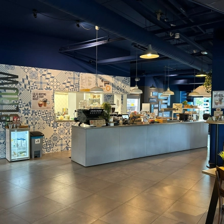 Spacious office pantry at Amerikastraat 3, Den Bosch offering a clean and functional area for employees. Ideal for office space rental.