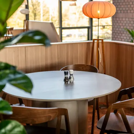 Cozy office space with round table and modern chairs at Hambakenwetering 5, perfect for office space rental needs.