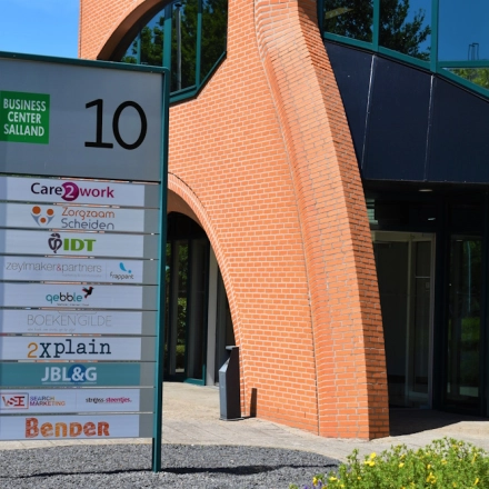 Exterior view of office space rental at Keulenstraat 10, Deventer, featuring signage of multiple businesses housed in the building.