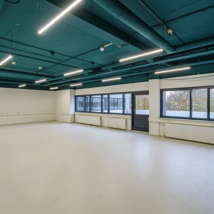 A spacious and well-lit office to rent at Staverenstraat 15-17, Deventer, featuring large windows and ample lighting, ideal for office space rental.
