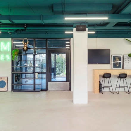 Spacious office interior at Staverenstraat 15-17, Deventer, featuring modern furnishings, a reception area, and a contemporary vibe. Ideal for those seeking office space rental with a fresh look.
