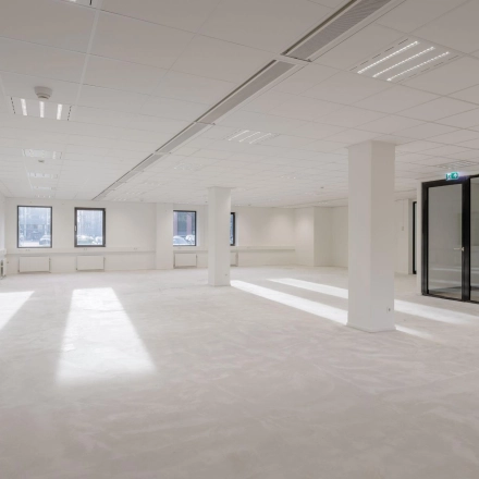 Spacious office layout available for rent at Wisselwerking 40-48, Diemen, featuring expansive windows and ample room for customization in an open layout ideal for office space rental.