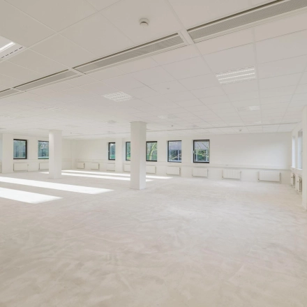 Spacious office to rent at Wisselwerking 40-48, Diemen, featuring large windows and ample daylight, ideal for office space rental purposes.