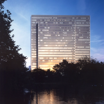 Exterior view of Dreischeibenhaus at dusk, a key location for office space rental in Düsseldorf Old Town (Königsallee).