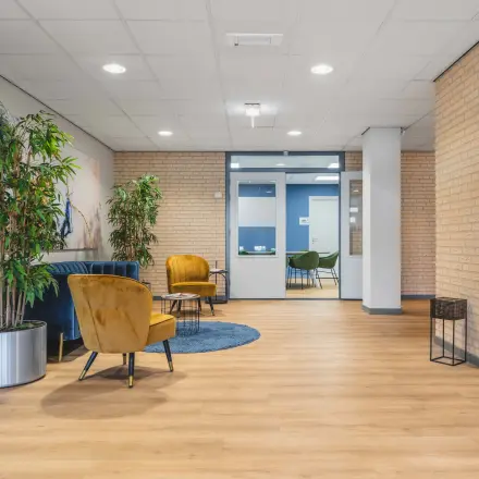 Bright office space with comfortable seating and plants, available for rent at Kanaaldijk-Zuid 19, Eindhoven Center, showcasing an inviting atmosphere for office space rental.