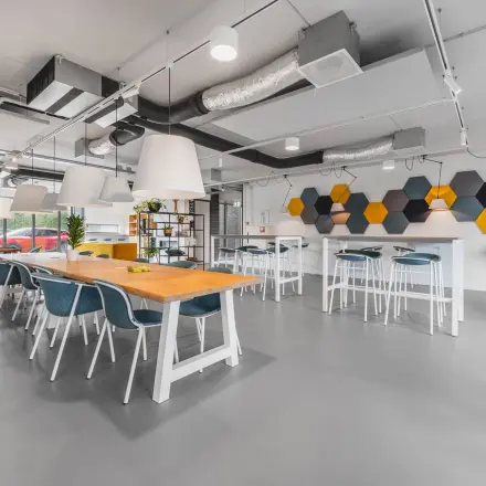 Spacious and bright office space at Hurksestraat 60, Eindhoven De Hurk, featuring modern furniture and ample lighting for productive work.