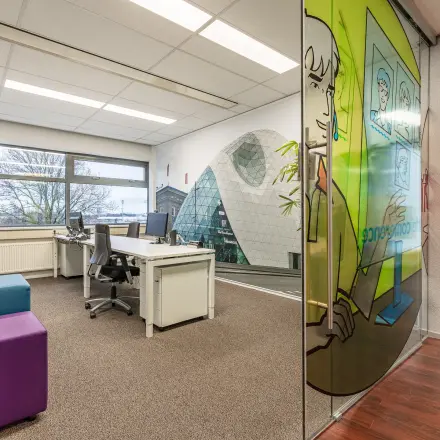 Bright and spacious office at Meerenakkerplein 11-20 in Eindhoven De Hurk, featuring modern decor and large windows. Ideal office space rental opportunity.