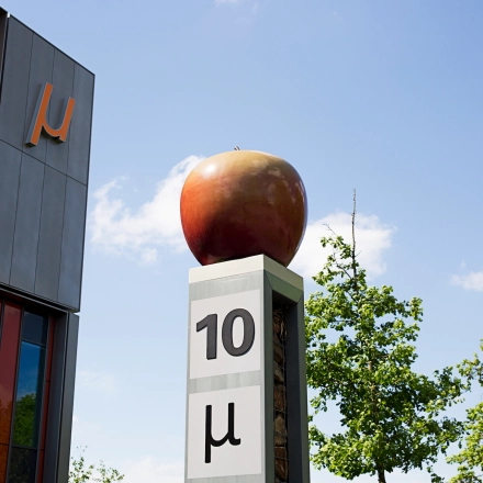 Exterior view of High Tech Campus 10 in Eindhoven, featuring modern architecture and symbolic apple art, ideal for businesses seeking office space rental in a cutting-edge innovation environment.