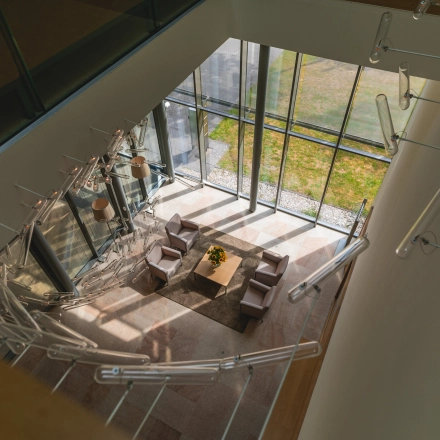 A modern office lounge area at High Tech Campus 10, Eindhoven, featuring comfortable seating and a minimalist design, perfect for relaxing or informal meetings. Ideal for businesses seeking creative office space rental.