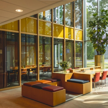 Bright, modern office space with large windows at High Tech Campus 9, Eindhoven. Stylish seating and natural light enhance the workspace. Ideal for companies seeking office space rental in a vibrant tech environment.
